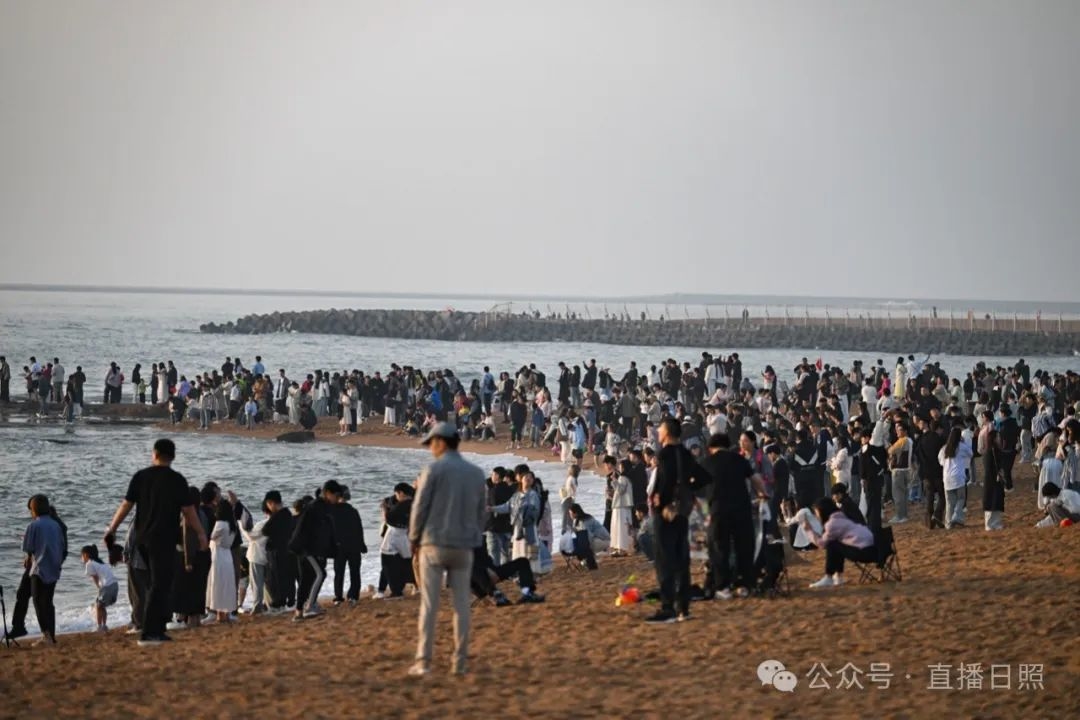 日照海边，游客扎堆了！