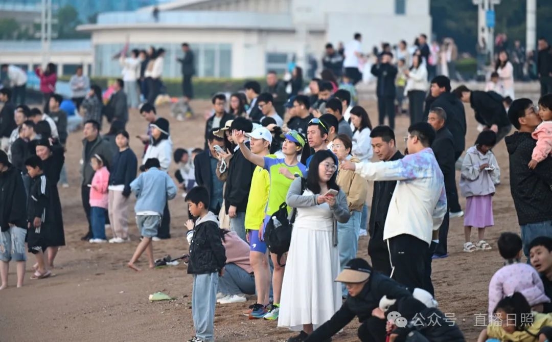 日照海边，游客扎堆了！