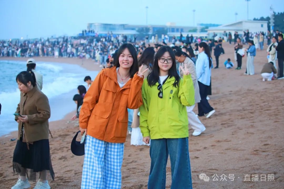 日照海边，游客扎堆了！
