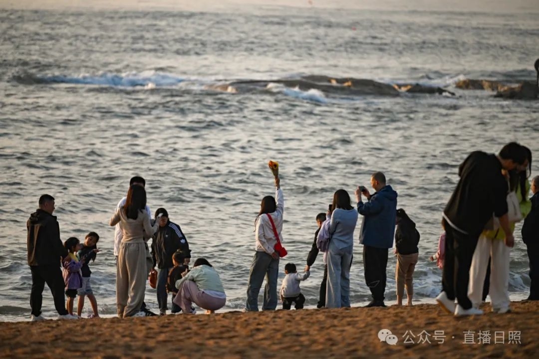 日照海边，游客扎堆了！