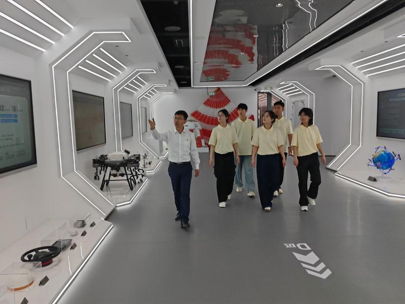 无锡职业技术学院师生开展“场馆里的思政课”调研新质生产力