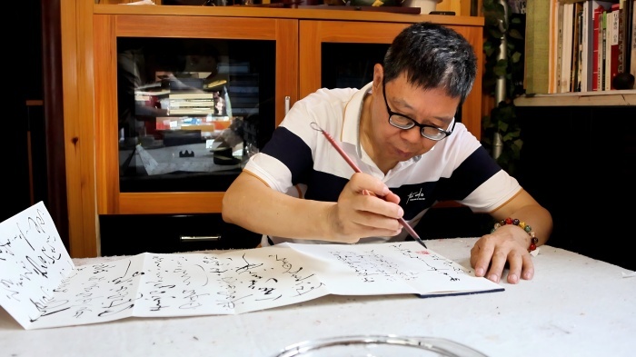 每天坚持练字4小时，官玉安的银发挥毫志