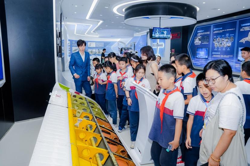 “大手拉小手·共筑国防梦” 南昌航空大学举办国防教育系列主题活动
