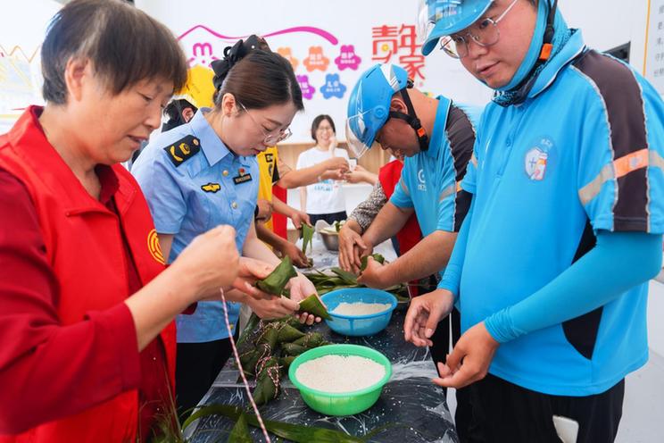 江苏常州新北区西夏墅市场监管分局开展端午外卖党建活动