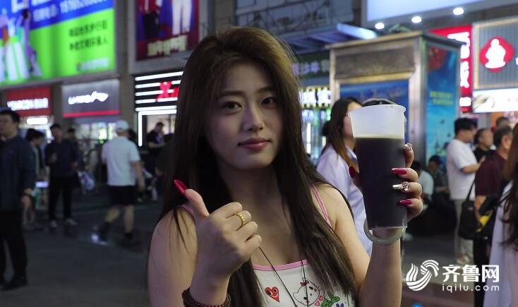 “青岛啤酒交易所”排队打啤酒 消费新场景火出圈