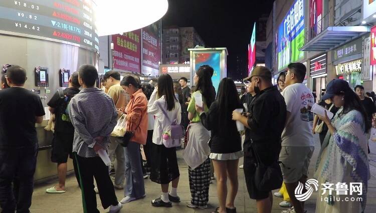 “青岛啤酒交易所”排队打啤酒 消费新场景火出圈