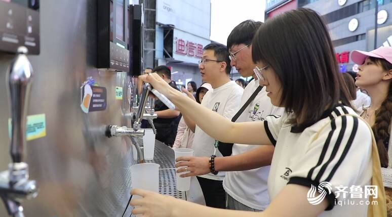 “青岛啤酒交易所”排队打啤酒 消费新场景火出圈