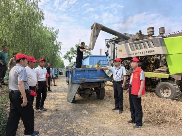 江苏徐州凤城街道：桑榆未晚，助力麦收展担当