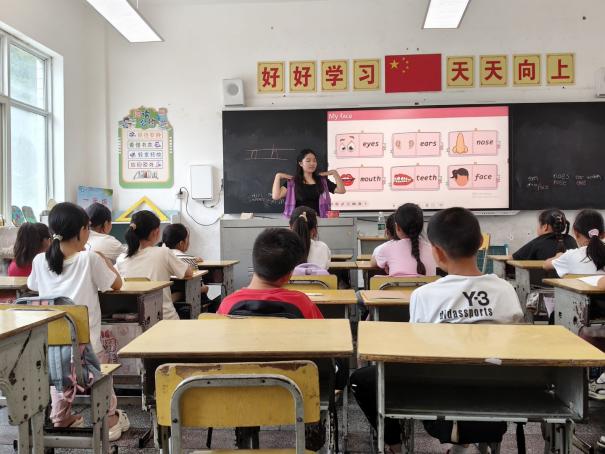 “语”润童心，“药”传文化——红树林志愿团暑期实践暖乡校