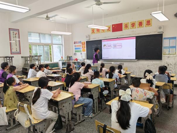 “语”润童心，“药”传文化——红树林志愿团暑期实践暖乡校