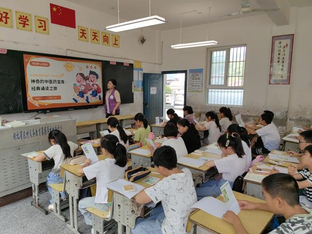 “语”润童心，“药”传文化——红树林志愿团暑期实践暖乡校