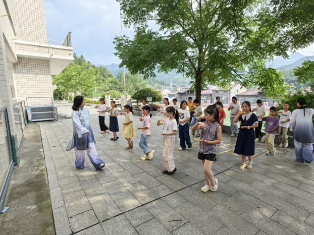 “语”润童心，“药”传文化——红树林志愿团暑期实践暖乡校
