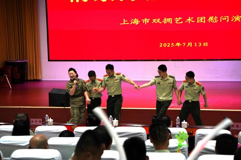 黄浦江畔送暖意 双拥花开润心田