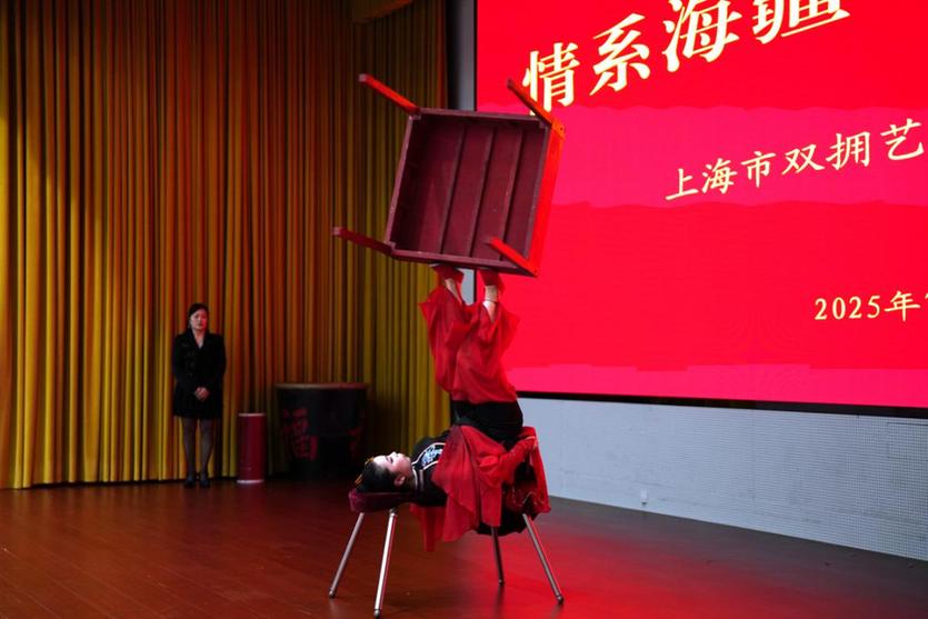 黄浦江畔送暖意 双拥花开润心田