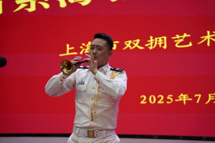 黄浦江畔送暖意 双拥花开润心田