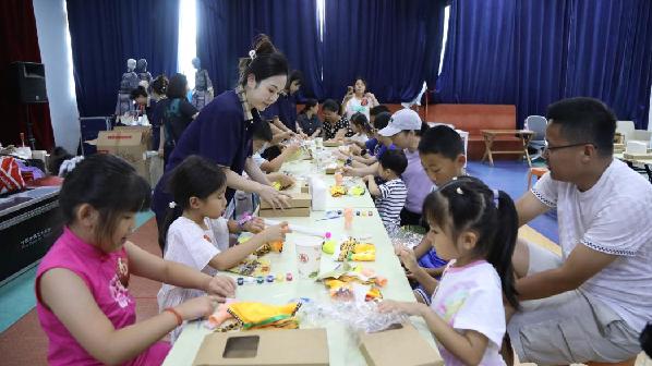 北京市朝阳区举办庆“八一”军娃木偶非遗体验活动