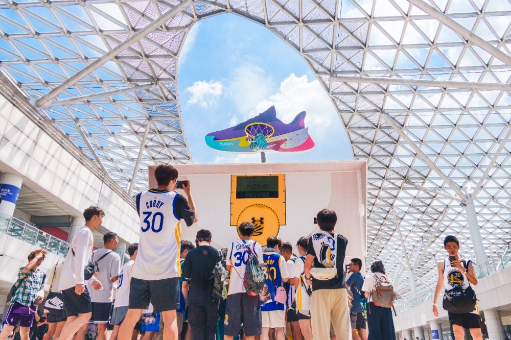 图片新闻｜库里亮相重庆 点燃球迷热情