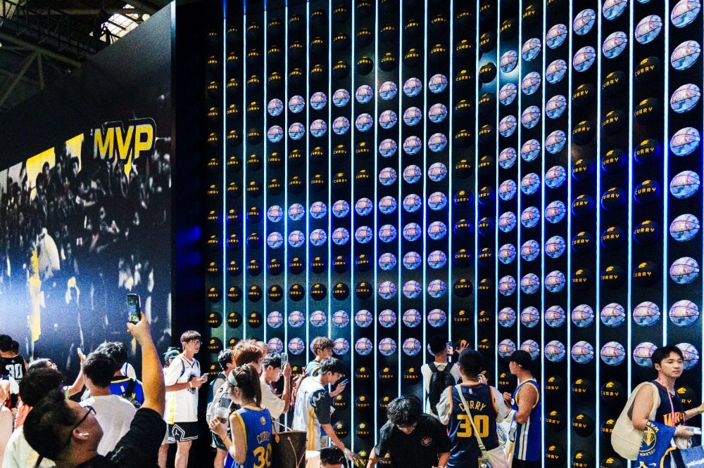 图片新闻｜库里亮相重庆 点燃球迷热情