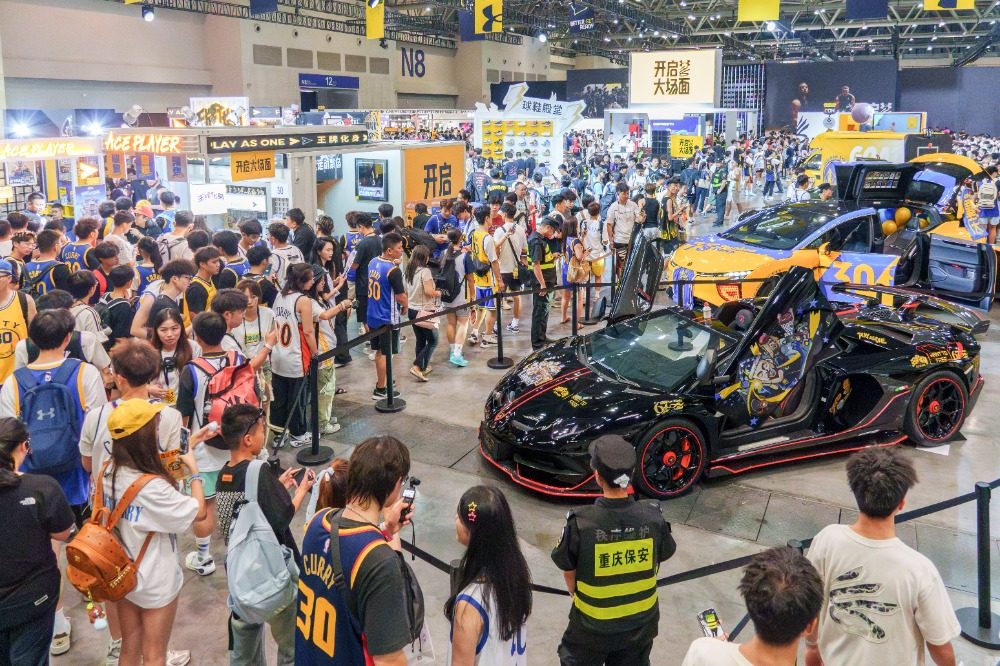 图片新闻｜库里亮相重庆 点燃球迷热情
