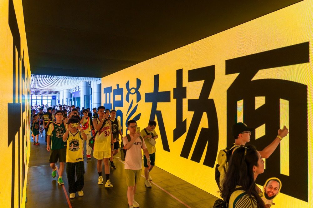 图片新闻｜库里亮相重庆 点燃球迷热情