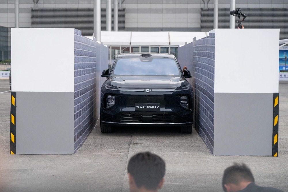 图片新闻｜2025智博会：新能源汽车“大秀肌肉”