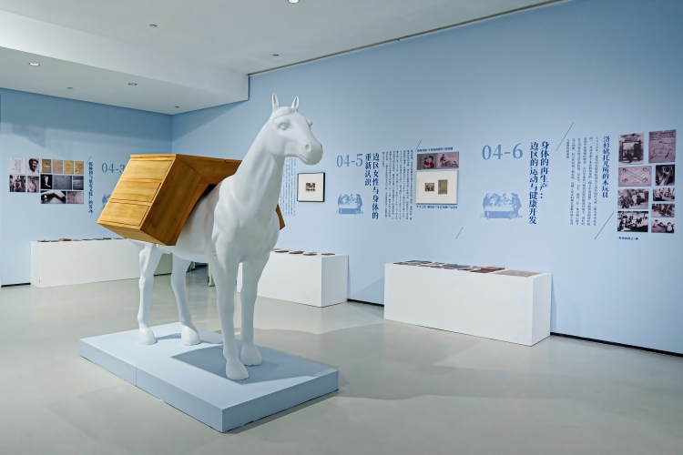 “为人民而设计——延安时期中国红色设计展”开展