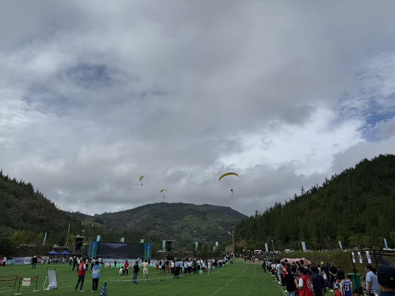 重庆巫山首届热气球系留飞行体验季启幕 “低空+文旅”为乡村振兴注入新活力