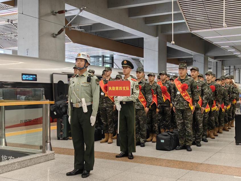 驼铃牵秋序 荣光谱征途——2025年秋季北京市朝阳区新兵踏上荣耀征程