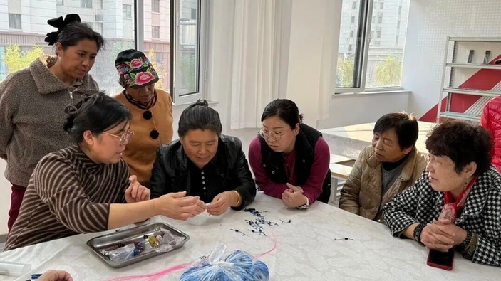 山东滨州：“巧手微工厂”开课 家门口织就共富路