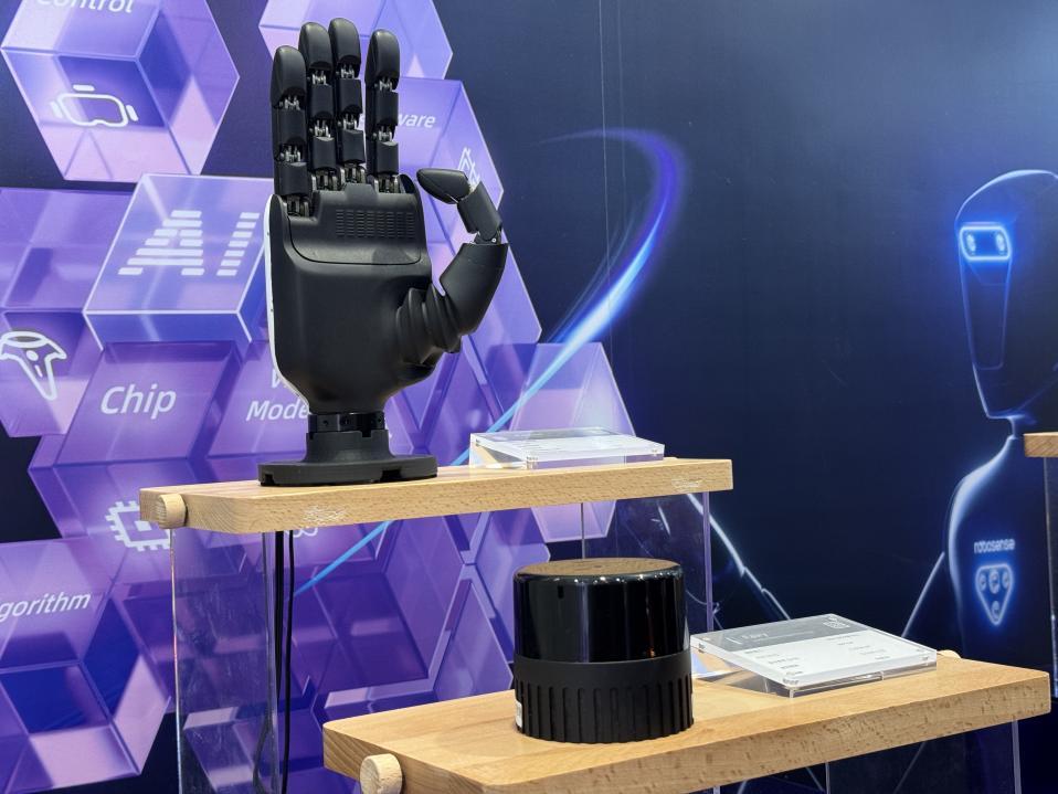 指尖“解锁”未来！高交会上这些灵巧手太灵了