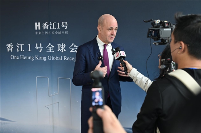 瑞典前首相赖因费尔特到访香江1号