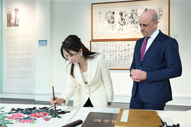 瑞典前首相赖因费尔特到访香江1号