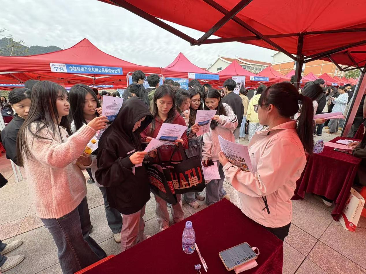 紧扣产业集群，精准为现代产业体系培养高素质技术技能人才