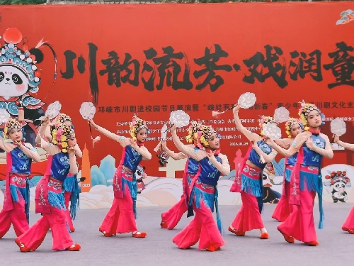 成都邛崃：青少年川剧展演活化古戏台