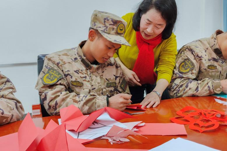 迎新春 话双拥 重庆“四进军营”搭建军民连心桥