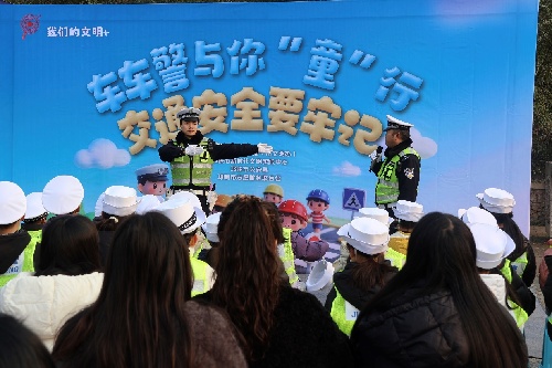成都邛崃：“小交警”街头“上岗”传递交通安全理念