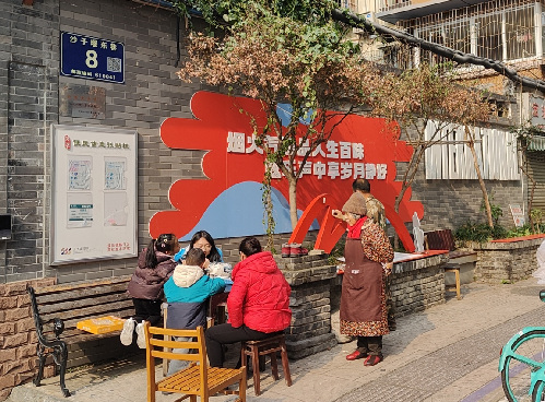 成都高新芳草街街道：居民动手扮靓老巷过新年