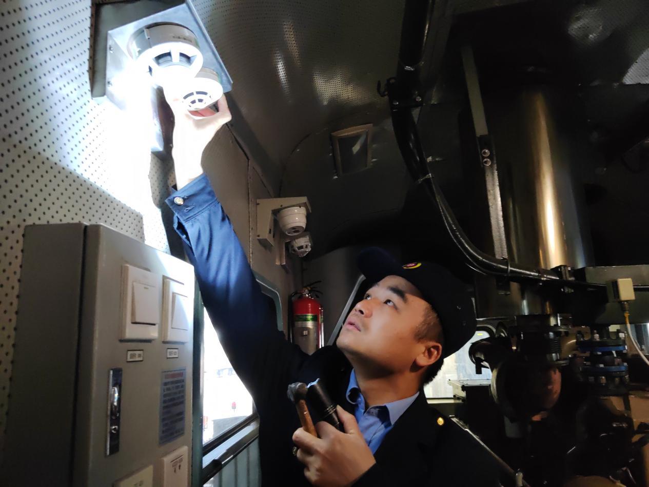 为旅途保驾护航——“中枢神经”守护者陈平杨的春运时刻