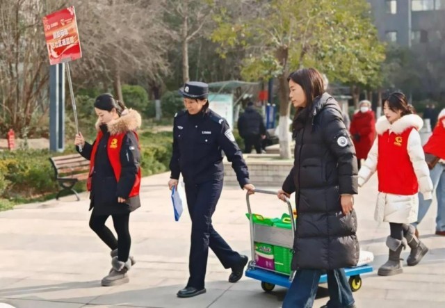西安经开公安:暖心服务进社区 情系居民送温情 西安经开公安:暖心服务进社区 情系居民送温情