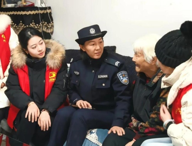 西安经开公安:暖心服务进社区 情系居民送温情 西安经开公安:暖心服务进社区 情系居民送温情