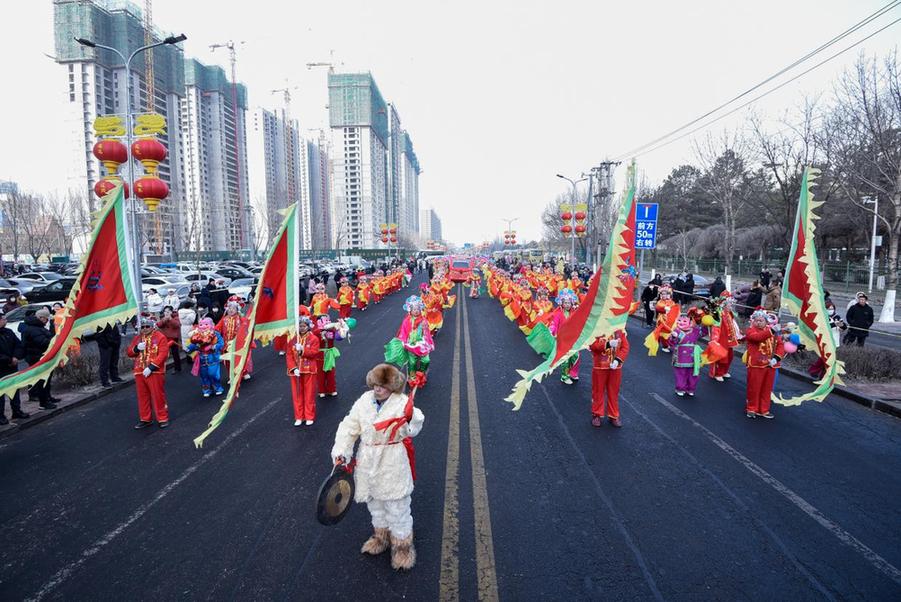 内蒙古通辽市：秧歌大巡游 年味满新春
