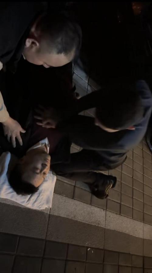 15分钟生死时速！上海浦东海警局执法员跪地施救“抢回”生命