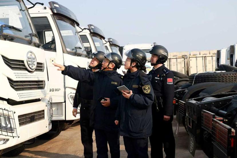 潍坊港柬埔寨航线正式开通！潍坊边检站助力首次批量出口75辆工程车高效通关