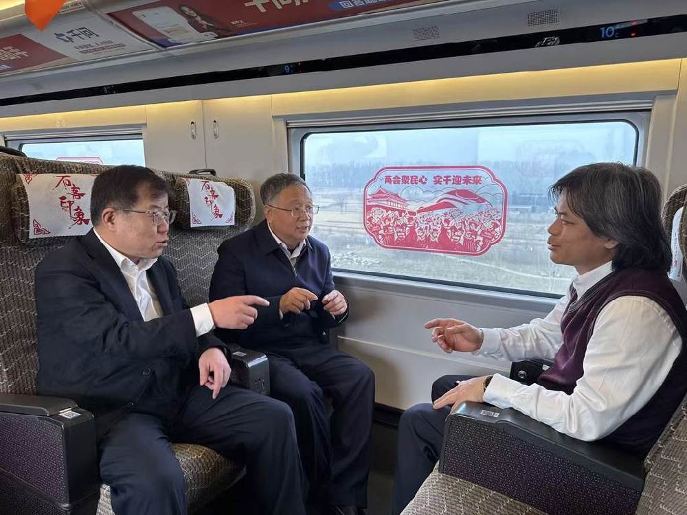 河北省全国人大代表和住冀全国政协委员抵京报到