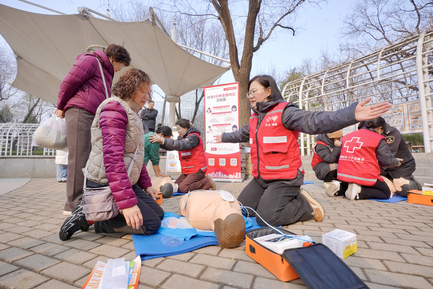 红十字元素融入西城街角，玫瑰公园焕新亮相