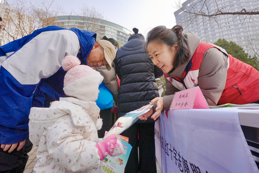 红十字元素融入西城街角，玫瑰公园焕新亮相