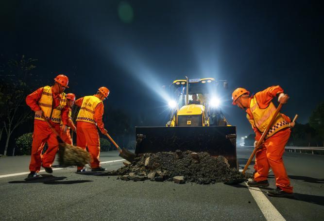 岁月巡路：一条路的四季回想