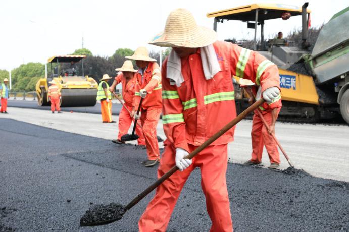 岁月巡路：一条路的四季回想