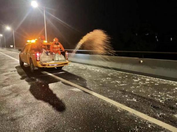 岁月巡路：一条路的四季回想