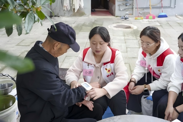 “校社e家”传温情 青春相伴暖桑榆